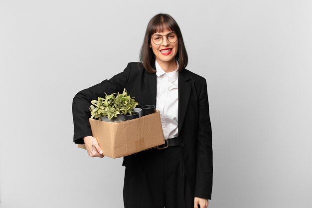 La empresaria luciendo feliz y gratamente sorprendida, emocionada con una expresión fascinada y conmocionada