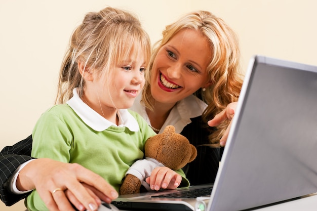 Empresaria y madre mostrando al niño internet.