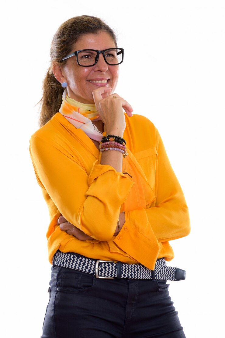 Foto empresária madura feliz sorrindo e pensando