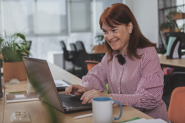 Empresária madura, trabalhando no escritório