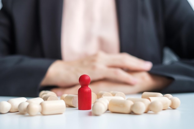 Empresaria mano tirando líder hombre madera de multitud de empleados Toxic People Gestión de recursos humanos Reclutamiento Trabajo en equipo y liderazgo Conceptos