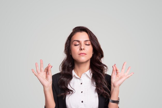 Empresária meditando com gesto de mudra