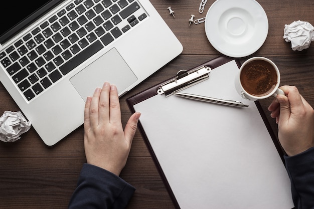 Empresaria en la mesa de oficina con computadora