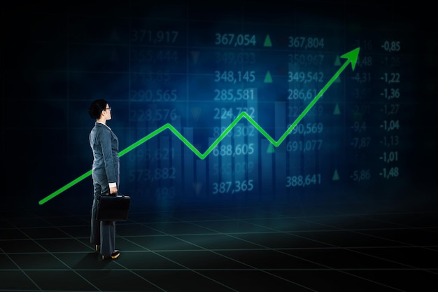 La empresaria mira el gráfico del mercado de valores de crecimiento