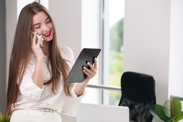 Empresária morena de conceito de negócios falando ao telefone no escritório