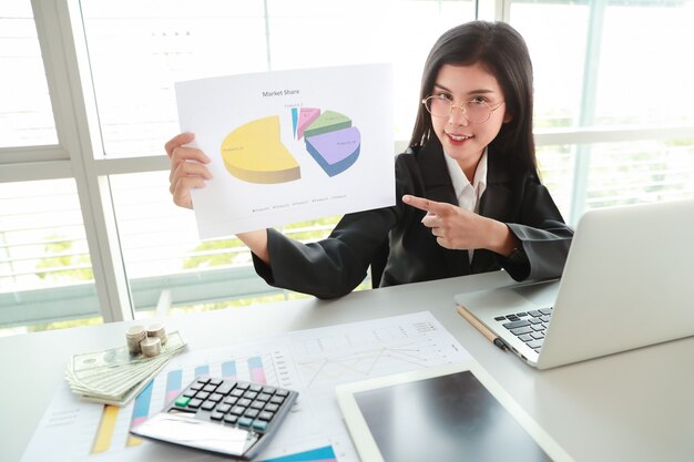 Empresária, mostrando o lucro da empresa com gráfico na sala de reunião