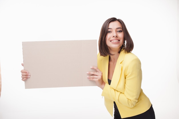 La empresaria mostrando tablero o pancarta con espacio de copia sobre fondo blanco.