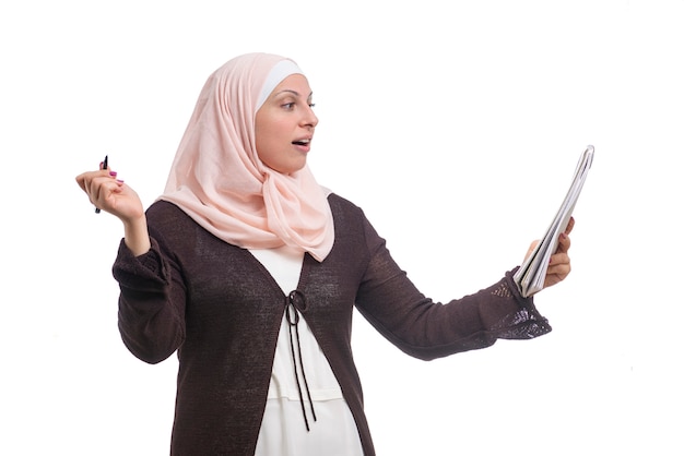 Empresária muçulmana árabe encontrou uma solução vestida com roupas islâmicas tradicionais
