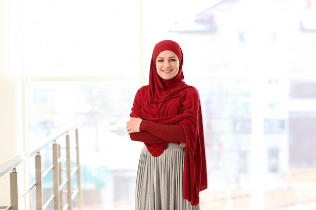 Empresária muçulmana em roupas tradicionais no local de trabalho