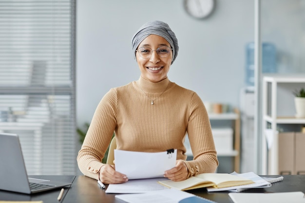 Empresária muçulmana sorridente