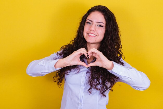 Empresaria mujer mujer de negocios corazón firmar con las manos