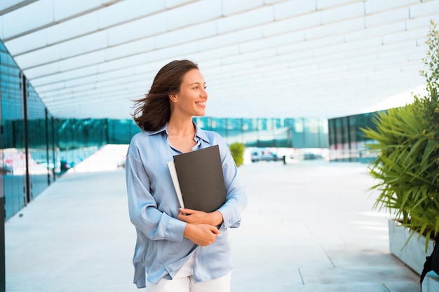 Empresária mulher de sucesso empresário caminhando ao ar livre exterior do edifício corporativo Animado feliz bonito caucasiano profissional de negócios profissional feminino