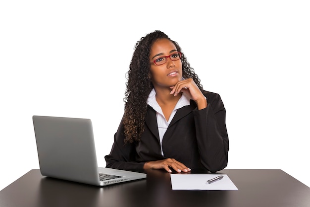 Empresaria negra con ordenador portátil aislado