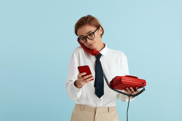 Empresaria nerviosa respondiendo llamadas Mujer estresante aislada con teléfonos