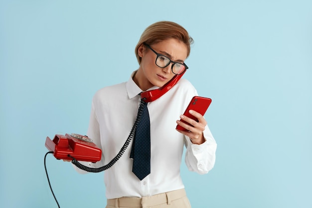 Empresária nervosa atendendo chamadas isolada mulher estressante com telefones