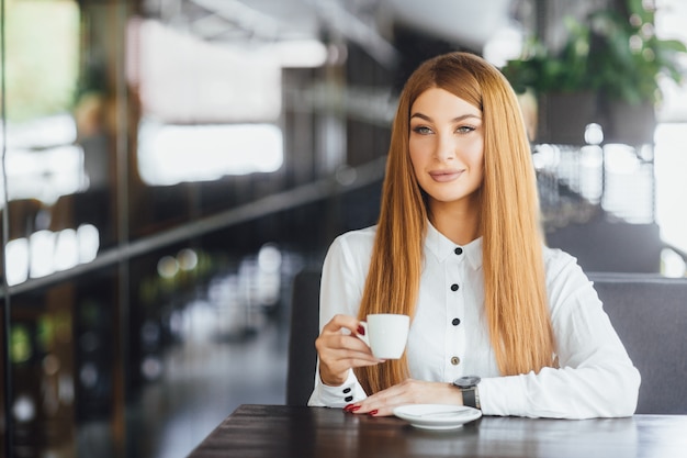 Empresária no café