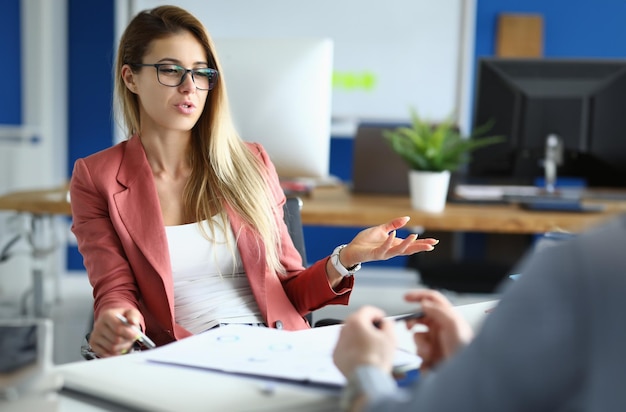 Foto empresária no escritório se comunica com colega de trabalho