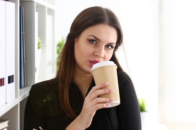 Empresária no local de trabalho em retrato de escritório