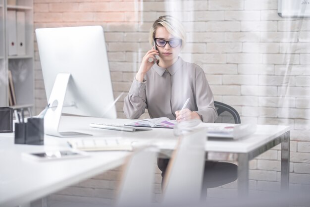 Empresária ocupada falando por telefone