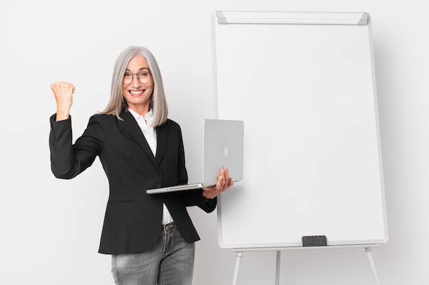 Empresaria de pelo blanco de mediana edad con un espacio de copia de tablero vacío.