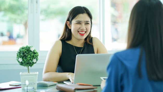 Empresaria pidiendo a la mujer solicitante para entrevista de trabajo