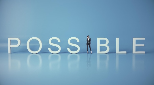 Empresaria de pie cerca de posible texto