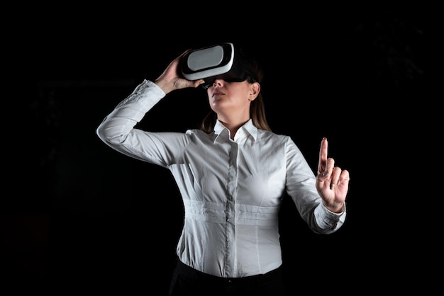 Empresaria de pie y gesticulando mientras aprende habilidades profesionales a través de un simulador de realidad virtual Mujer elegante que presenta técnicas modernas de capacitación