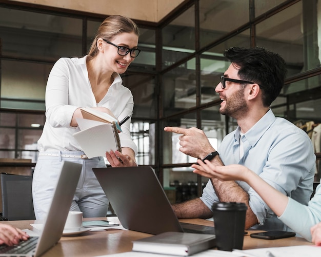 Foto empresaria profesional con gafas durante una reunión con sus colegas