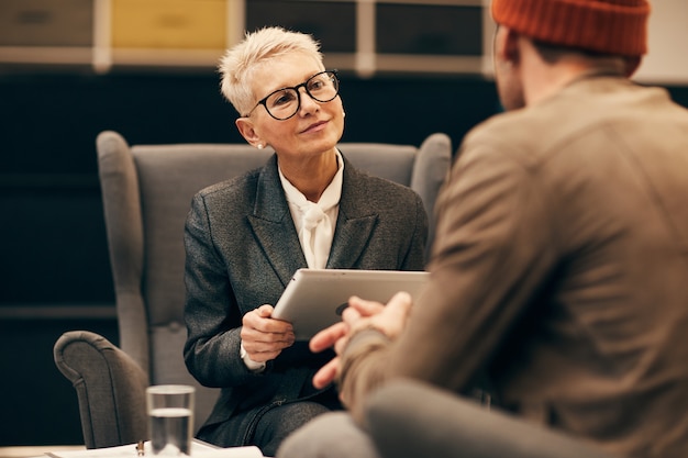 Empresaria que celebra la reunión de negocios