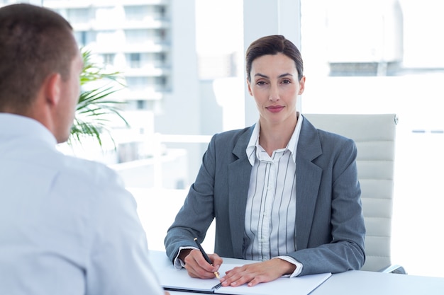 Empresaria que conduce una entrevista con el hombre de negocios