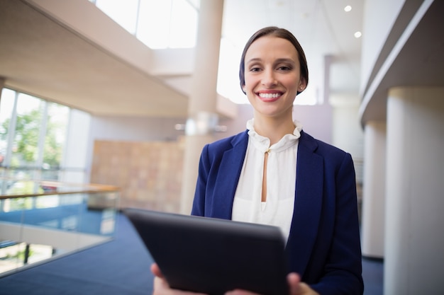 Empresaria que sostiene la tableta digital