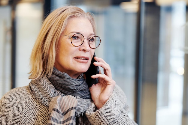 Empresaria que tiene una conversación en el teléfono móvil