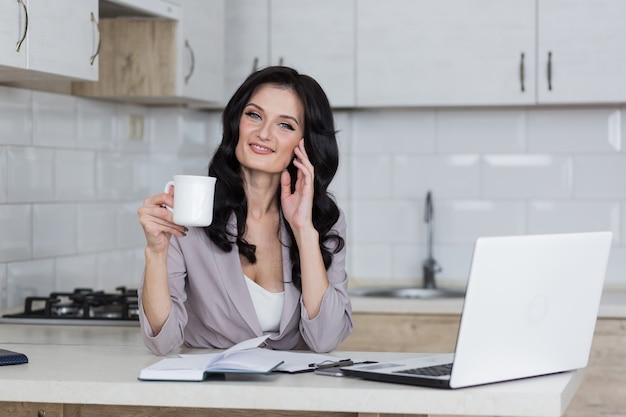 La empresaria que trabaja en casa quedarse en casa trabajo en línea