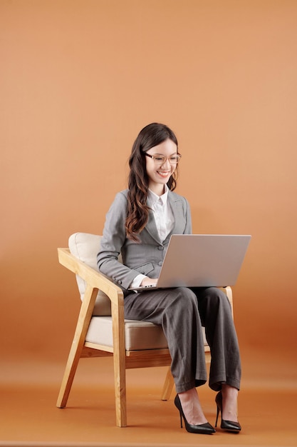 Empresaria que trabaja en la computadora portátil
