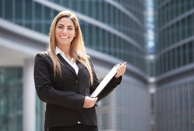 Empresaria que trabaja fuera del edificio de oficinas