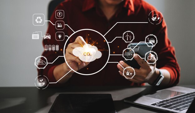 Empresaria que trabaja con una tableta virtual y reduce el concepto de CO2 con íconos del calentamiento global, como reforestar el reciclaje de fábricas verdes