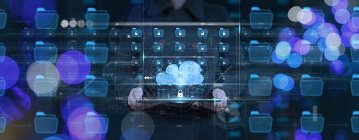 Foto empresaria que usa una tableta digital para proteger la información personal del documento de datos