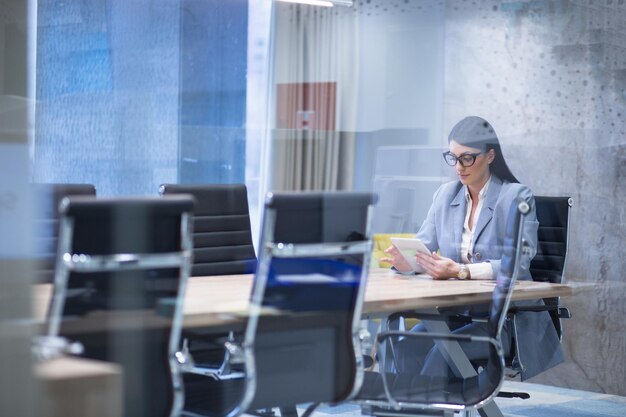 Empresaria que usa la tableta en el trabajo en la oficina