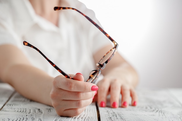 Empresaria quitándose las gafas