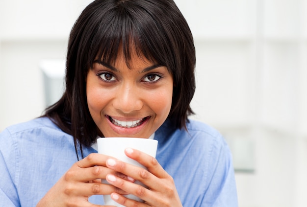 Empresaria radiante tomando un café