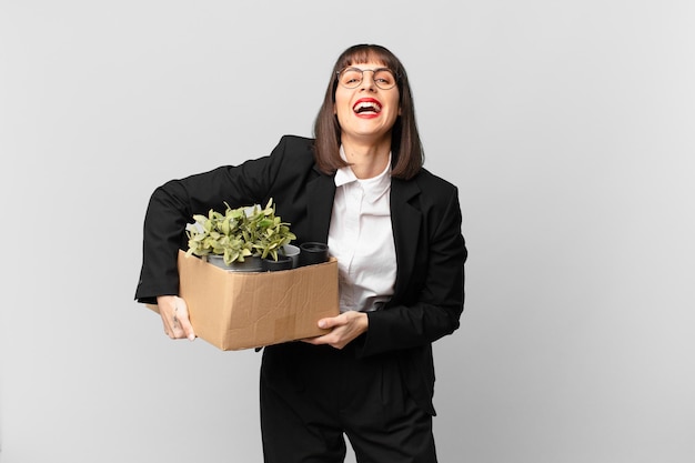 La empresaria riéndose a carcajadas de una broma hilarante, sintiéndose feliz y alegre, divirtiéndose