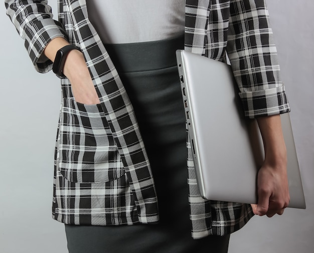 Foto empresaria en ropa formal con laptop