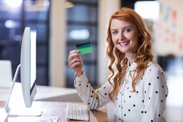 Empresária, segurando o cartão inteligente no escritório