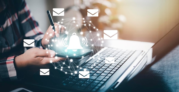 Empresária segurando smartphone com ícones de comunicação ícone de carta ícones de e-mail e e-mail de boletim informativo e proteger suas informações pessoais ou spam de atendimento ao cliente contato do centro de atendimento ao cliente