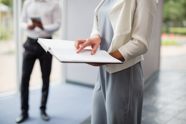 Empresária, segurando um arquivo no centro de conferências