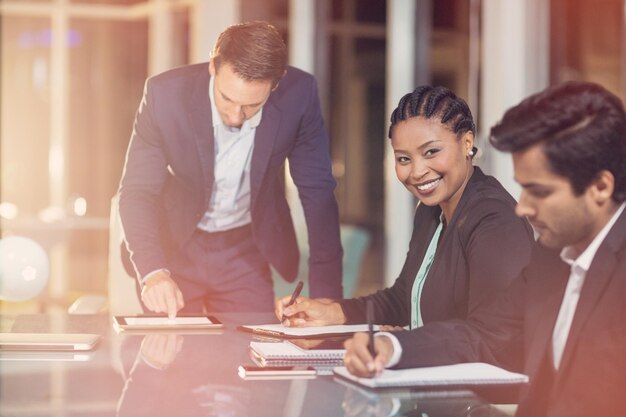 Empresária sentada em reunião