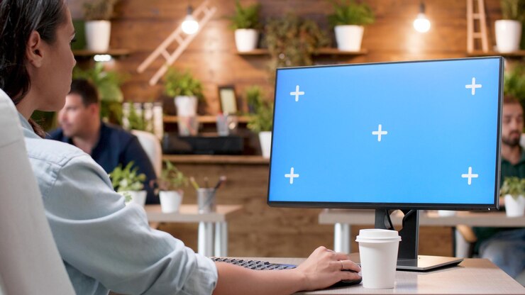Foto la empresaria sentada en el escritorio mirando simulacros de computadora de pantalla verde chroma key con pantalla aislada analizando ideas de proyectos de marketing. mujer gerente que trabaja en la estrategia de la empresa en la oficina de inicio