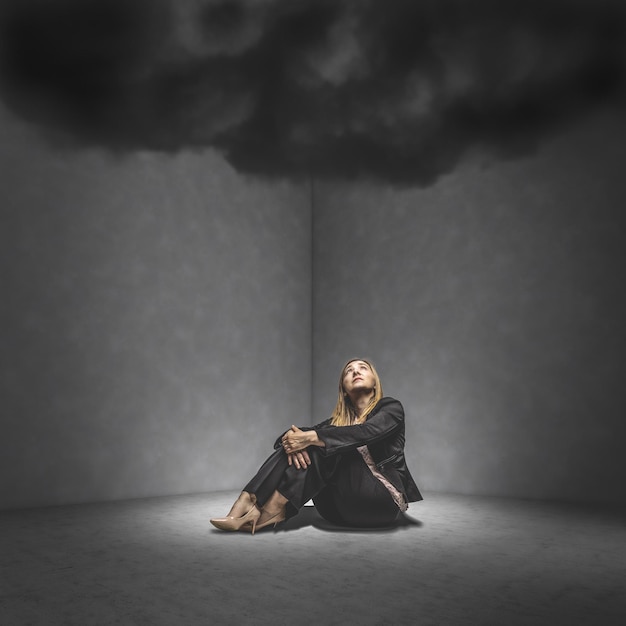 Empresaria sentada bajo una gran nube negra