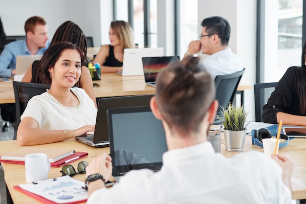 Empresária sentada na reunião