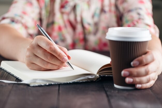 Empresaria sentada con una taza de café contra